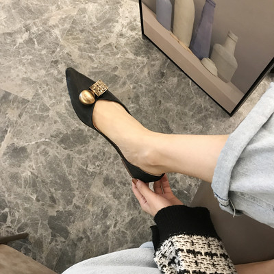 Fém elemmel ellátott női alkalmi cipő kihegyezett modellje