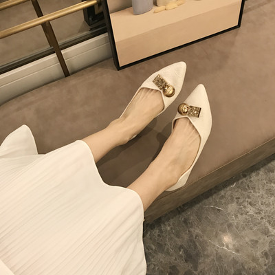 Fém elemmel ellátott női alkalmi cipő kihegyezett modellje