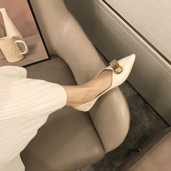 Fém elemmel ellátott női alkalmi cipő kihegyezett modellje