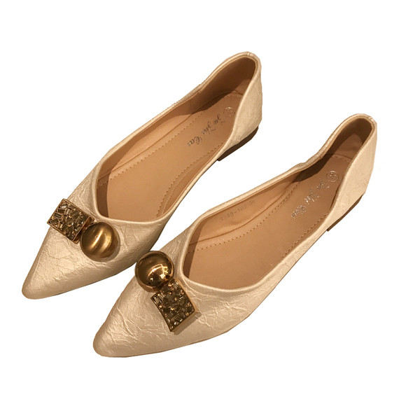 Fém elemmel ellátott női alkalmi cipő kihegyezett modellje