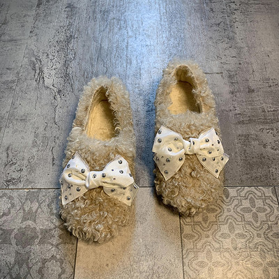 Női pehelycipő lapos talppal és szalaggal