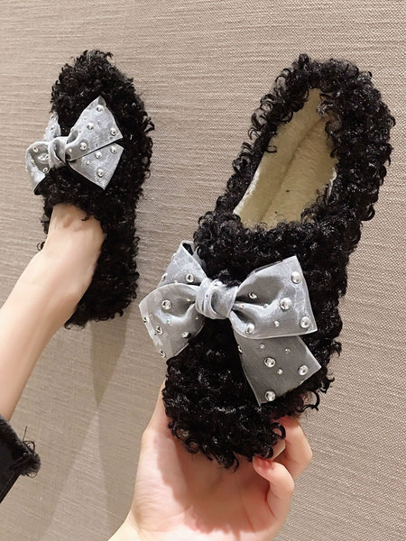 Női pehelycipő lapos talppal és szalaggal