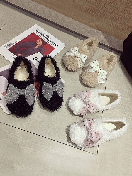 Női pehelycipő lapos talppal és szalaggal