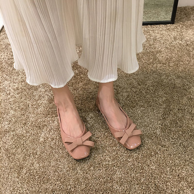 Aktuális női bőrcipő szalaggal