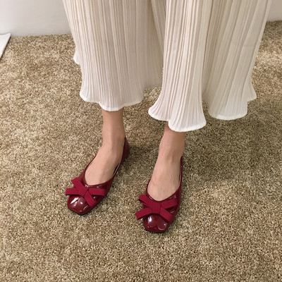 Aktuális női bőrcipő szalaggal