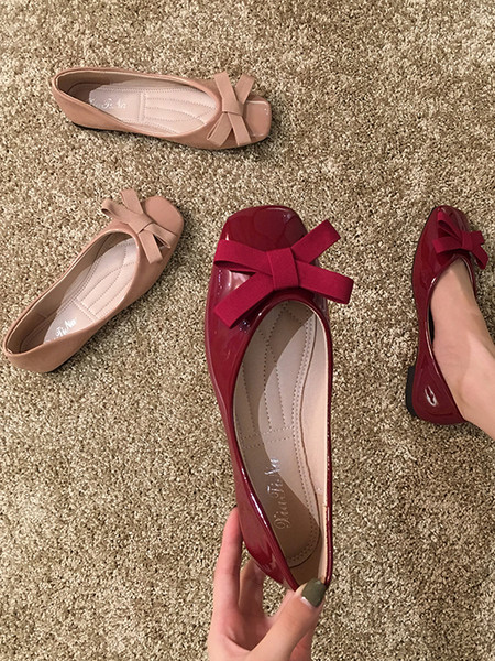 Aktuális női bőrcipő szalaggal