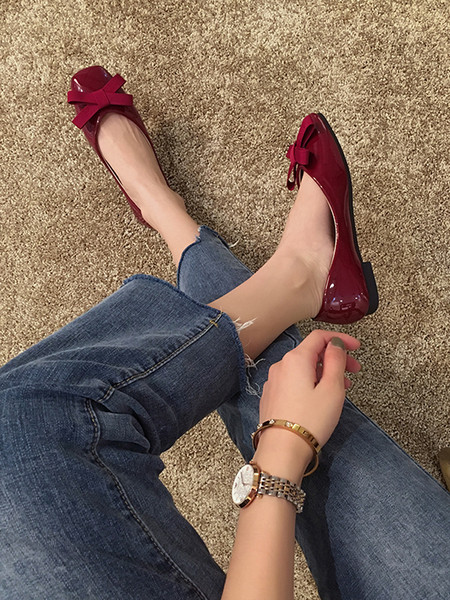 Aktuális női bőrcipő szalaggal