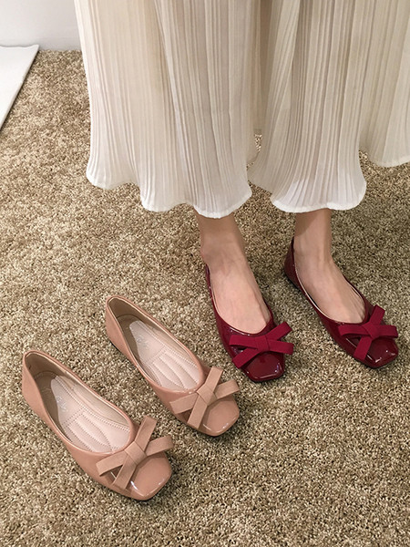 Aktuális női bőrcipő szalaggal