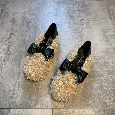 Alkalmi női pehelycipő szalaggal