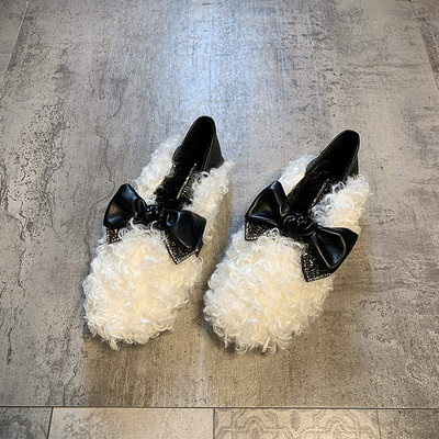 Alkalmi női pehelycipő szalaggal