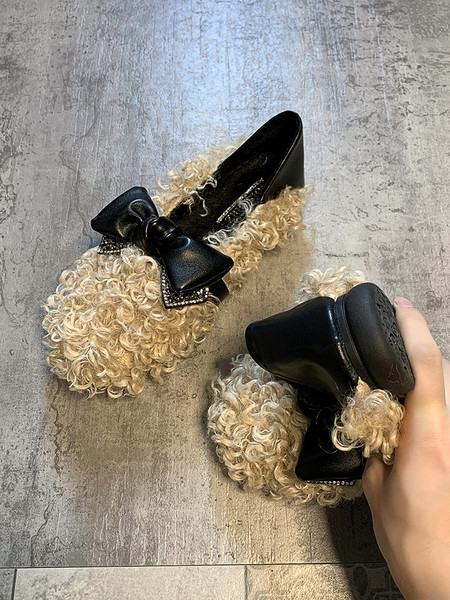 Alkalmi női pehelycipő szalaggal