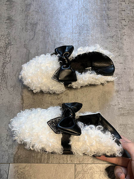 Alkalmi női pehelycipő szalaggal