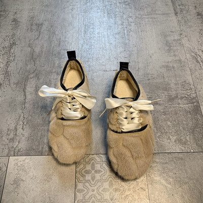 Alkalmi női pehelycipő fűzővel