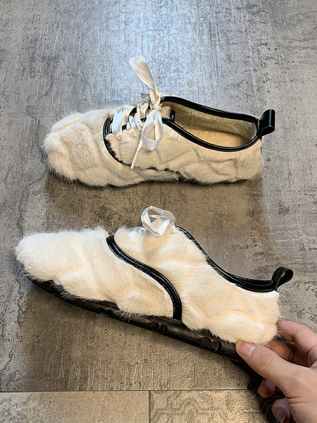 Alkalmi női pehelycipő fűzővel