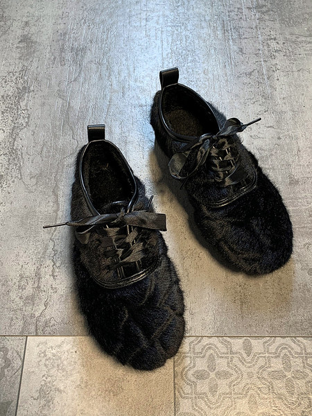 Alkalmi női pehelycipő fűzővel