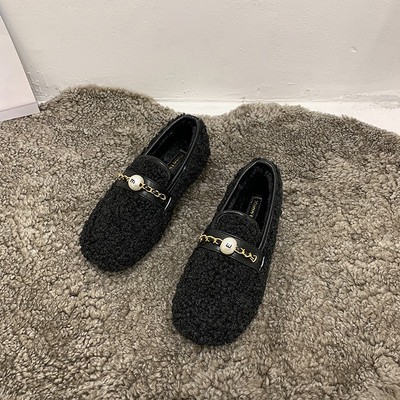 Női alkalmi pehelycipő lapos talppal, fém díszítéssel