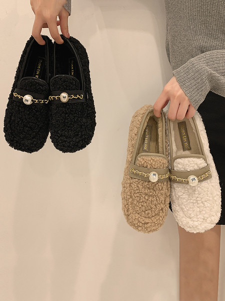 Női alkalmi pehelycipő lapos talppal, fém díszítéssel