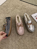 Fényes női cipő puha béléssel és szalaggal