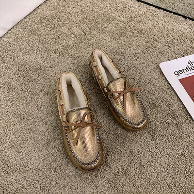 Fényes női cipő puha béléssel és szalaggal