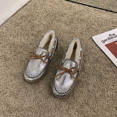 Fényes női cipő puha béléssel és szalaggal