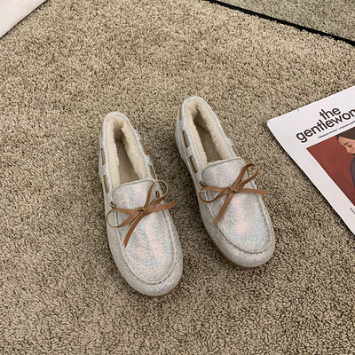 Fényes női cipő puha béléssel és szalaggal