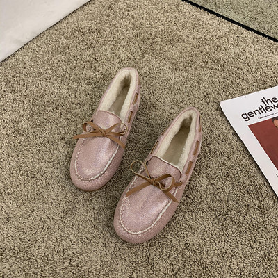 Fényes női cipő puha béléssel és szalaggal