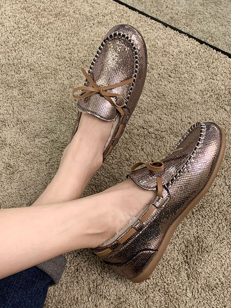 Fényes női cipő puha béléssel és szalaggal