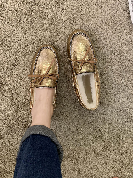 Fényes női cipő puha béléssel és szalaggal