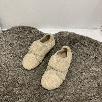 Női alkalmi pehelycipő fém díszítéssel, lapos talppal