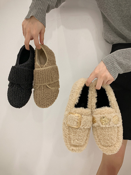 Női alkalmi pehelycipő fém díszítéssel, lapos talppal