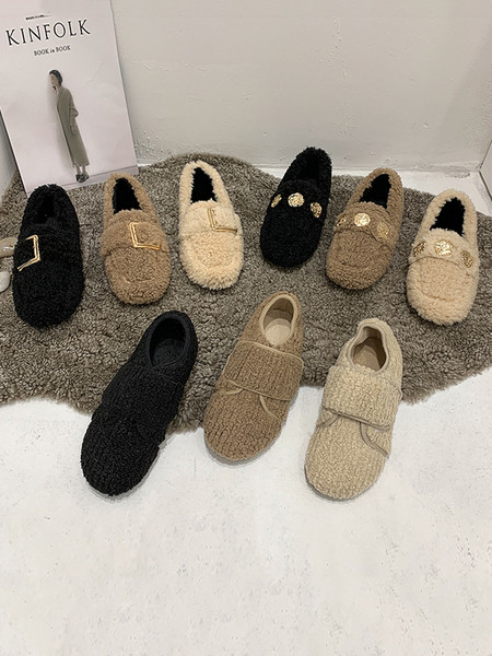 Női alkalmi pehelycipő fém díszítéssel, lapos talppal