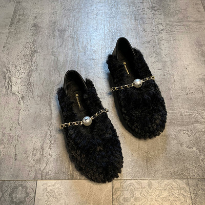 Model nou de pantofi dama cu puf si lant metalic