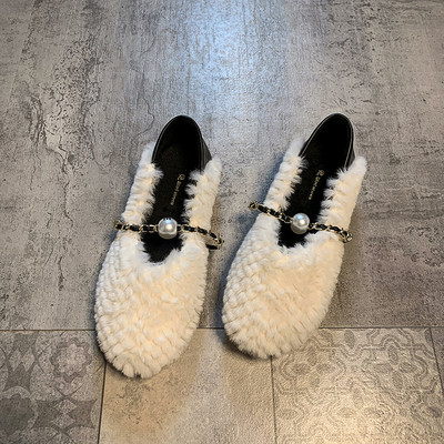 Model nou de pantofi dama cu puf si lant metalic