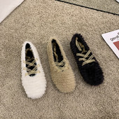 Női pehelycipő keresztfűzővel