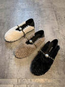 Alkalmi női pehelycipő lánccal és gyöngyökkel