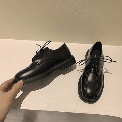 Alkalmi női cipő fűzővel - tiszta modell