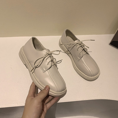 Alkalmi női cipő fűzővel - tiszta modell