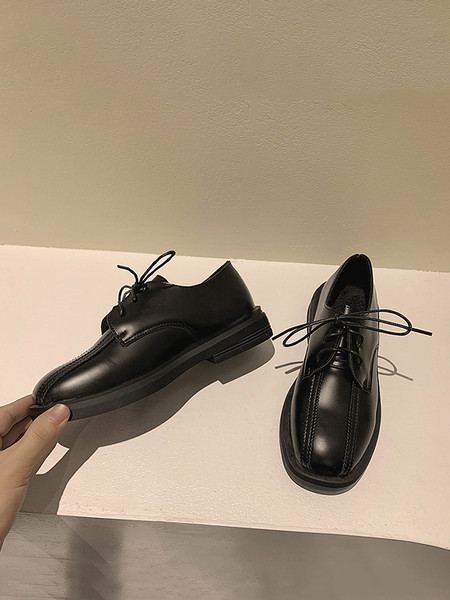 Alkalmi női cipő fűzővel - tiszta modell