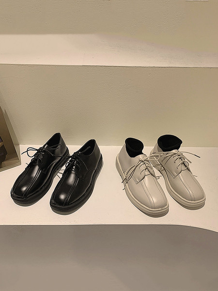 Alkalmi női cipő fűzővel - tiszta modell