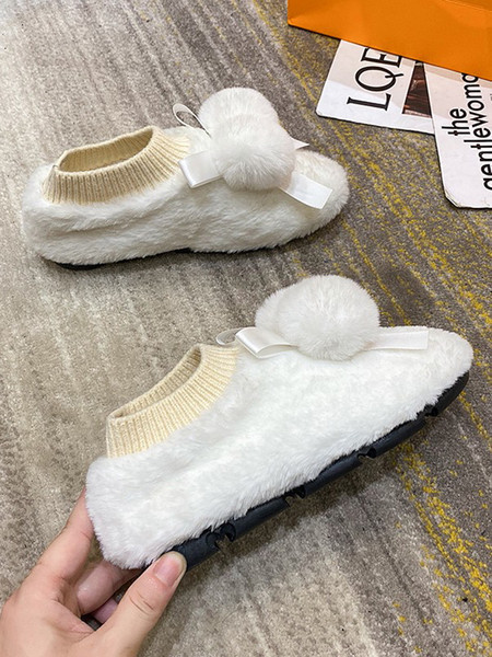 Új modell női pehelycipő pomponokkal