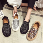 Fényes női cipő lapos talppal és pehellyel