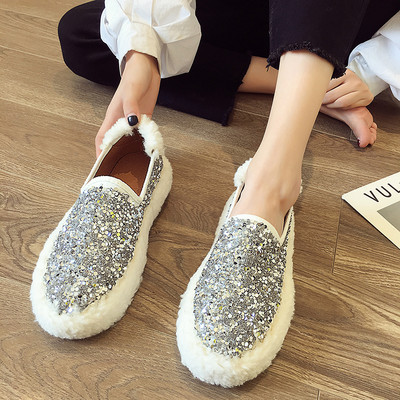 Fényes női cipő lapos talppal és pehellyel