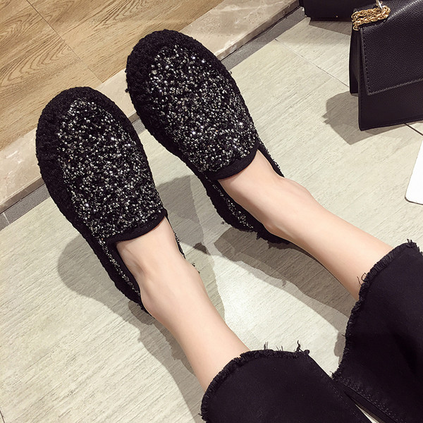 Fényes női cipő lapos talppal és pehellyel