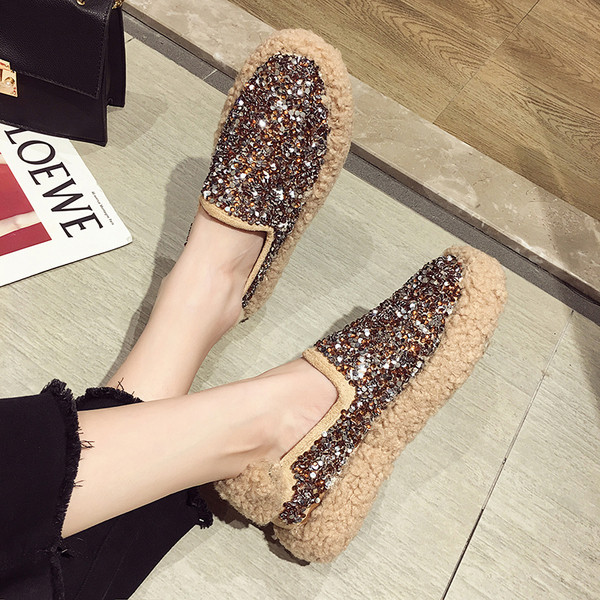 Fényes női cipő lapos talppal és pehellyel