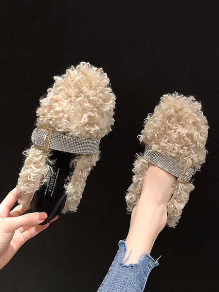 Modern női pehelycipő kövekkel és csattal