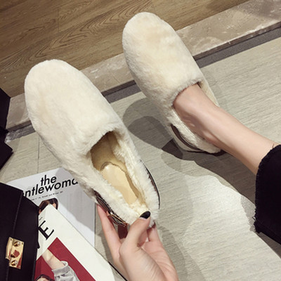 Női pehelycipő lapos talppal és bőrpánttal