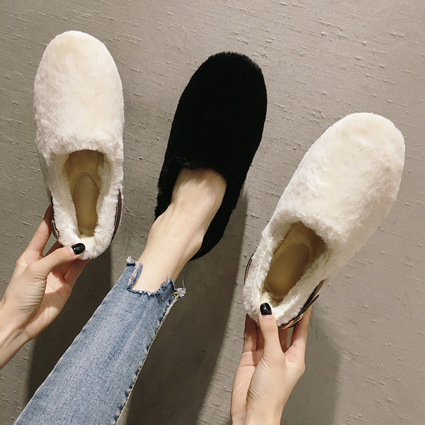 Női pehelycipő lapos talppal és bőrpánttal