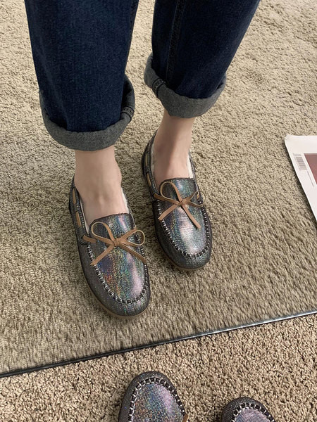 Női topikus cipő lapos talppal és szalaggal