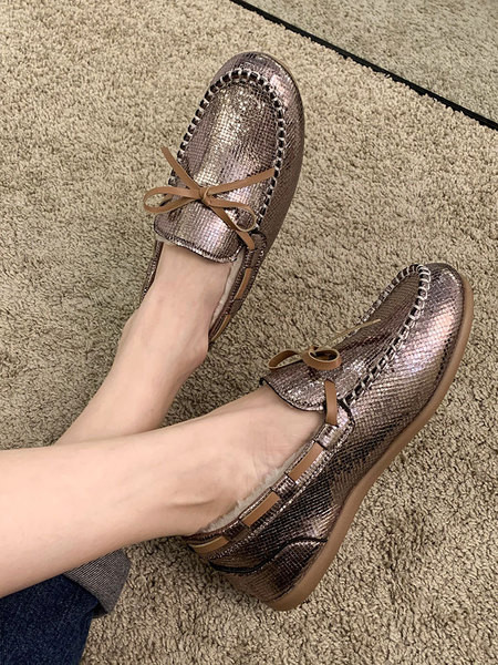 Női topikus cipő lapos talppal és szalaggal