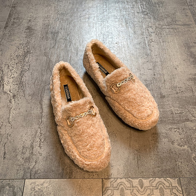 Elegantne ženske perje s kopčom